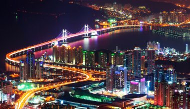 Gwangan köprü ve Haeundae gece Busan, Kore.