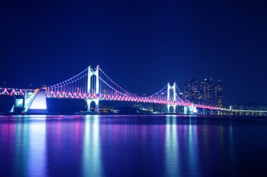 Gwangan Köprüsü'nde gece Busan, Güney Kore.