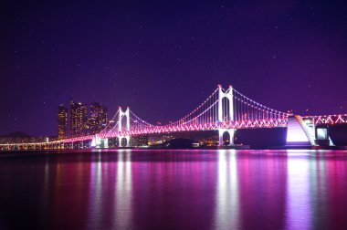 Yıldız Busan, Güney Kore ile gece Gwangan Köprüsü.