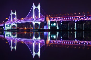 Gwangan köprü ve Haeundae gece Busan, Kore.
