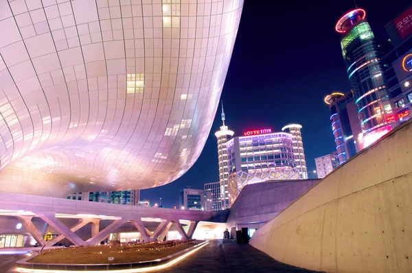 SEOUL, Coréia do Sul - FEVEREIRO 3: Dongdaemun Design Plaza . — Fotografia de Stock