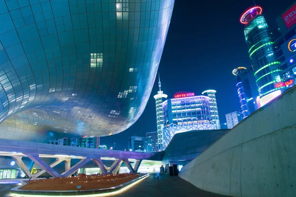 SEOUL, Coréia do Sul - FEVEREIRO 3: Dongdaemun Design Plaza . — Fotografia de Stock