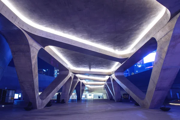 SEÚL, COREA DEL SUR - 3 DE FEBRERO: Dongdaemun Design Plaza . — Foto de Stock