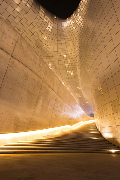 Seoul, Sydkorea - 3 februari: Dongdaemun Design Plaza. — Stockfoto