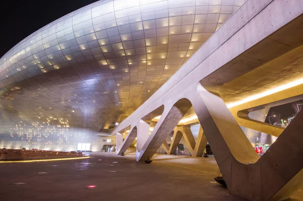 SEOUL, SOUTH KOREA - MARCH 15: Dongdaemun Design Plaza. — Stock fotografie