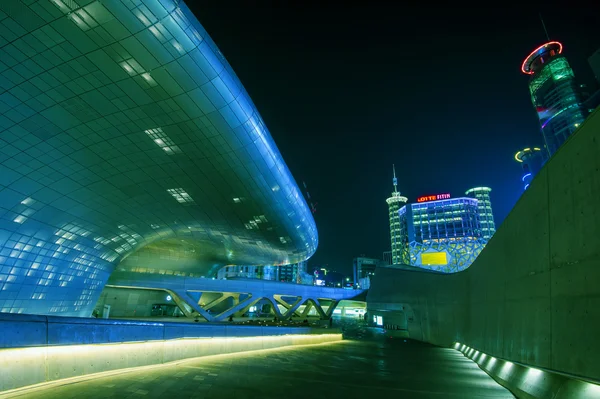 SEOUL, SOUTH KOREA - MARCH 15: Dongdaemun Design Plaza. — Stockfoto