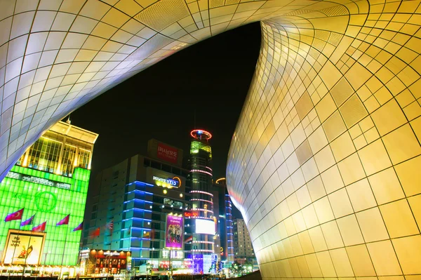 SEOUL, Coréia do Sul - FEVEREIRO 3: Dongdaemun Design Plaza . — Fotografia de Stock