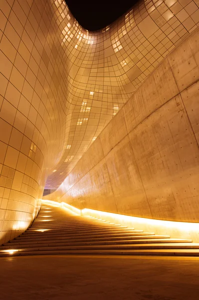 SEÚL, COREA DEL SUR - 3 DE FEBRERO: Dongdaemun Design Plaza . — Foto de Stock