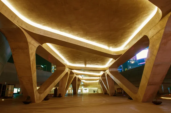 SEÚL, COREA DEL SUR - 3 DE FEBRERO: Dongdaemun Design Plaza . — Foto de Stock