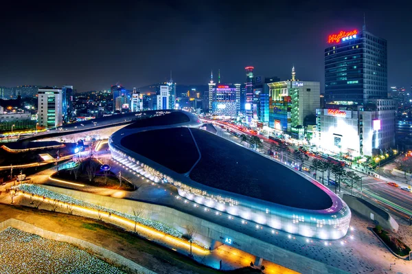 首尔，韩国 — — 11 月 28 日: 东大门广场设计是在首尔的现代建筑设计的扎 Hadid.Photo 采取 11 月 28,2015 在首尔，韩国. — 图库照片