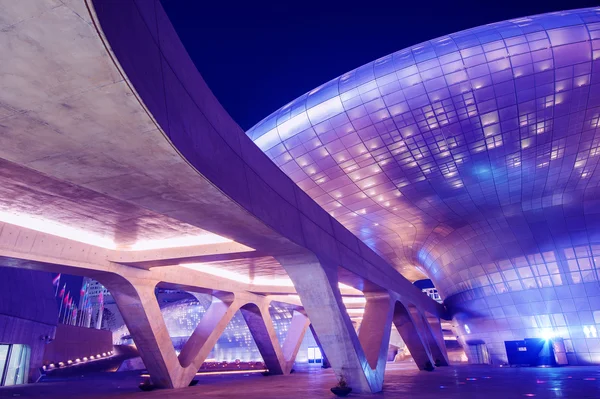 SEOUL, SOUTH KOREA - 15 МАРТА: Dongdaemun Design Plaza . — стоковое фото