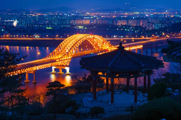 Puente Banghwa por la noche, Corea . — Foto de Stock