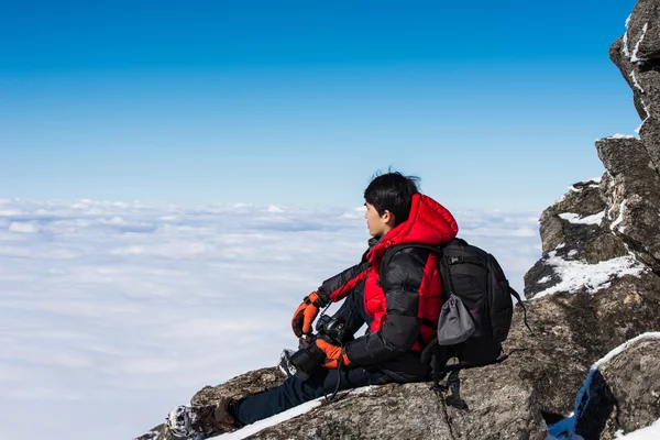 Hombre en la cima de la montaña, Paisaje en invierno — Foto de Stock