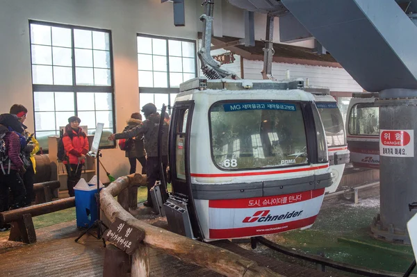 DEOGYUSAN, COREA - 23 DE ENERO: Teleférico a las montañas Deogyusan . — Foto de Stock