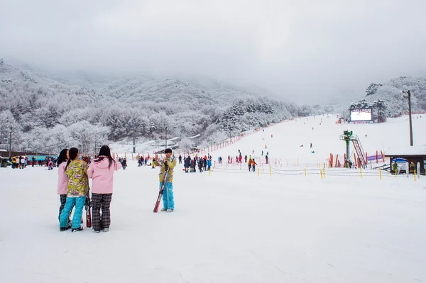 DEOGYUSAN,KOREA - JANUARY 23: Skiers and Tourists in Deogyusan Ski Resort on Deogyusan mountains,South Korea. — Stock Photo, Image