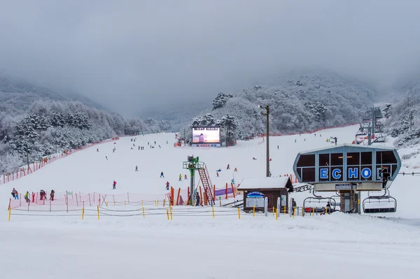 DEOGYUSAN, COREA - 23 DE ENERO: Esquiadores y turistas en la estación de esquí de Deogyusan en las montañas de Deogyusan, Corea del Sur . — Foto de Stock