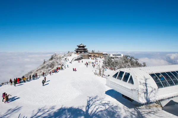 DEOGYUSAN, COREA - 23 DE ENERO: Turistas tomando fotos del hermoso paisaje alrededor de Deogyusan, Corea del Sur . — Foto de Stock