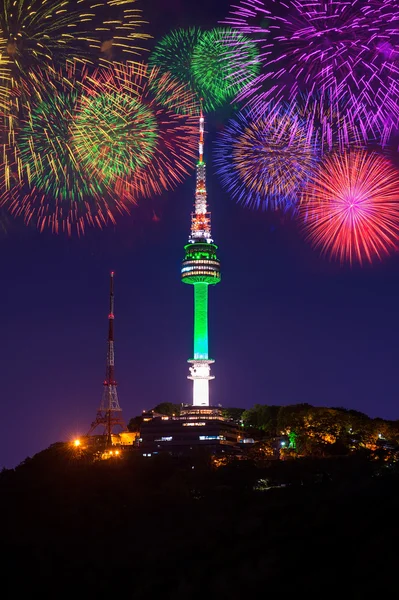 Seoul Tower und Feuerwerk in Korea. — Stockfoto