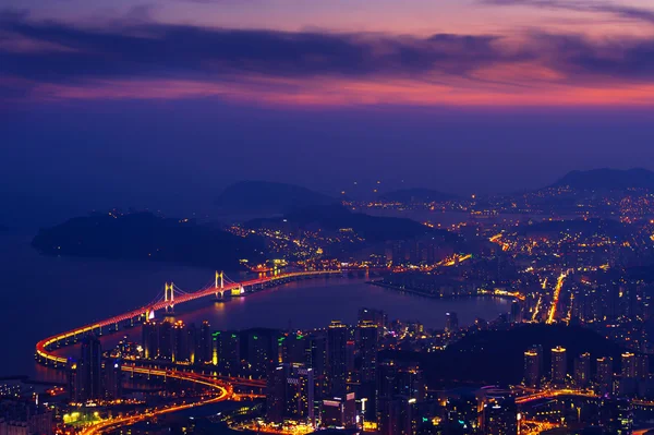 Gwangan-Brücke und Haeundae bei Sonnenuntergang in Busan, Korea. — Stockfoto