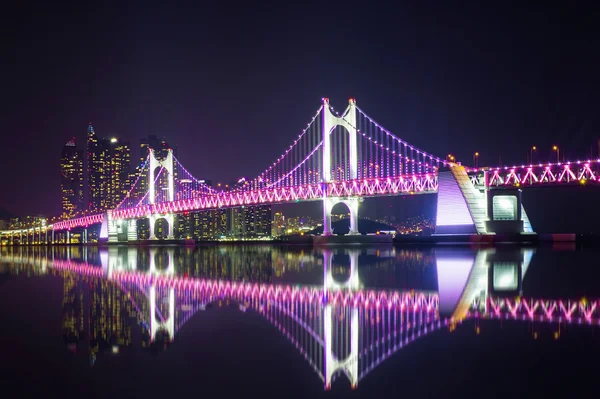 Puente GwangAn y Haeundae por la noche en Busan, Corea . — Foto de Stock