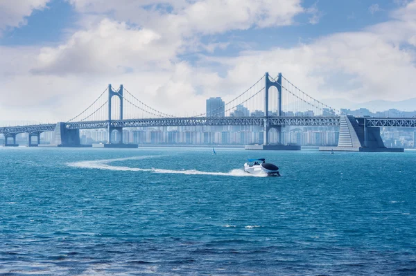 Gwangan bro och hastighet båt i Busan, Sydkorea. — Stockfoto