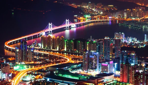 Gwangan köprü ve Haeundae gece Busan, Kore.