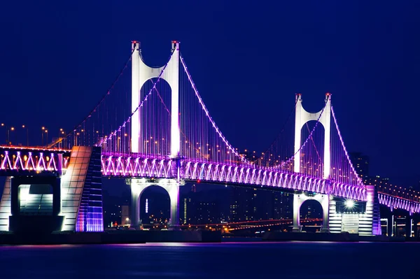 GwangAn Bridge e Haeundae di notte a Busan, Corea . — Foto Stock