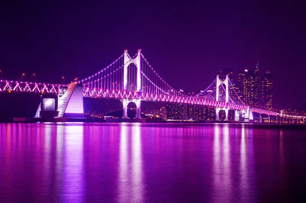 Puente GwangAn y Haeundae por la noche en Busan, Corea . — Foto de Stock