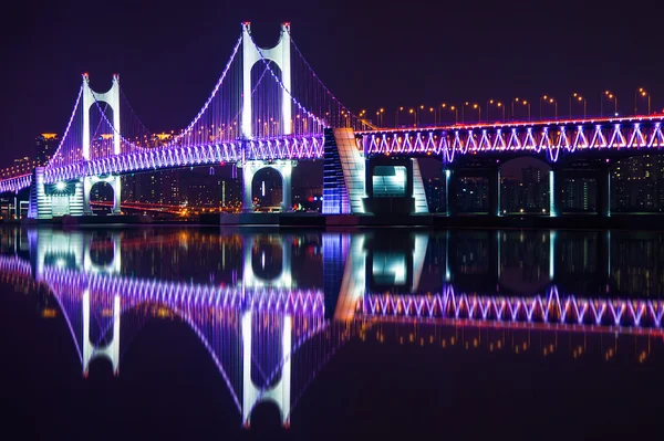 Jembatan GwangAn dan Haeundae pada malam hari di Busan, Korea . — Stok Foto