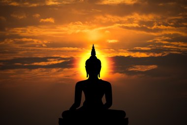 Silhouette buddha ve gün batımı arka plan bulanıklık hareket.