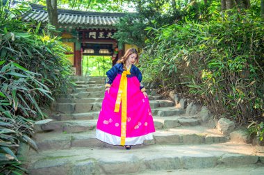 Hanbok, geleneksel Kore kıyafet kadınla.