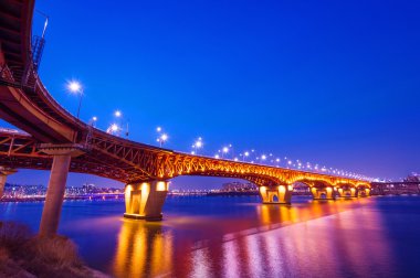 Gece Seongsu köprüyü Seul, Kore.