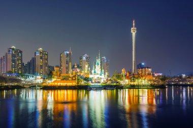 Seoul, Kore - 9 Nisan 2015: Lotte World eğlence parkı.