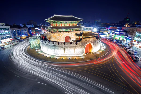 Hwaseong fästning och bil ljus i Suwon, Sydkorea. — Stockfoto