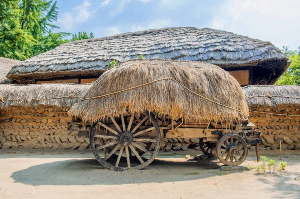 Pueblo folclórico coreano, Arquitectura tradicional coreana en Suwon, Corea . — Foto de Stock