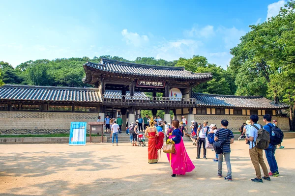 SUWON, Coréia do Sul - JULHO 5: Aldeia popular coreana, Coreano tradicional . — Fotografia de Stock