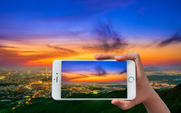 Mano sosteniendo el teléfono inteligente tomar una foto en el horizonte de Corea del Sur de Seúl, Corea . —  Fotos de Stock