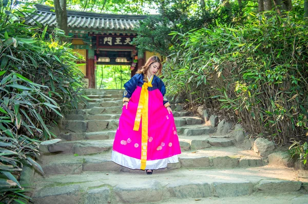 Γυναίκα με Hanbok, τις παραδοσιακές φορεσιές της Κορέας. — Φωτογραφία Αρχείου