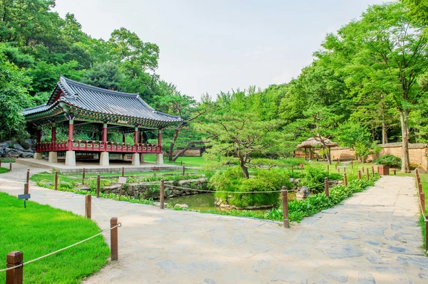 Pueblo folclórico coreano, Arquitectura tradicional coreana en Suwon, Corea . —  Fotos de Stock