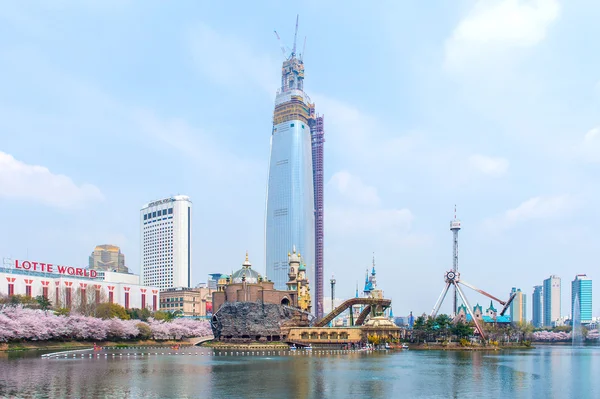 Seoul, Korea - 9 April 2015: Lotte World nöjespark. — Stockfoto