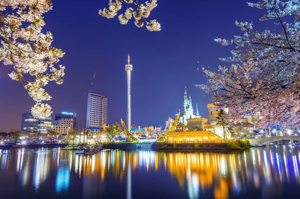 韩国首尔-2015 年 4 月 9 日: 乐天世界游乐园. — 图库照片