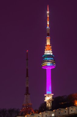 Seul Kulesi, Kore'de Namsan Kulesi.