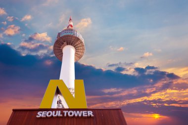 Seoul - 27 Mart: Namsan dağda bulunan N Seul Kulesi.