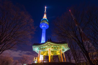 Seul Kulesi, Kore'de Namsan Kulesi.