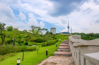 Seul Kulesi, Kore'de Namsan Kulesi.