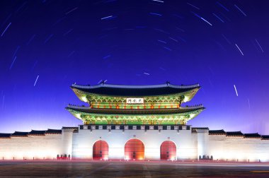 Gyeongbokgung Sarayı yıldız ile geceleri Seul, Kore rotaları.