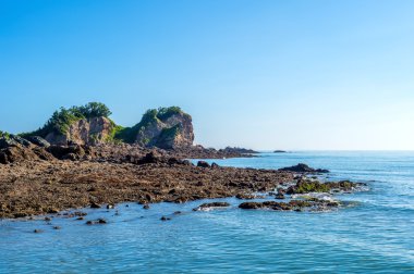 güzel deniz manzarası ve mavi gökyüzü.