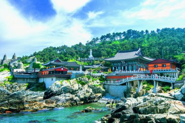 Haedong Yonggungsa Tapınağı ve Haeundae deniz Busan, Güney Kore.