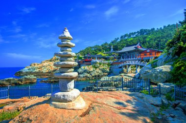 Haedong Yonggungsa Tapınağı ve Haeundae deniz Busan, Güney Kore.