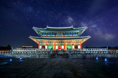Gyeongbokgung Sarayı ve Seul, Kore gece Samanyolu.